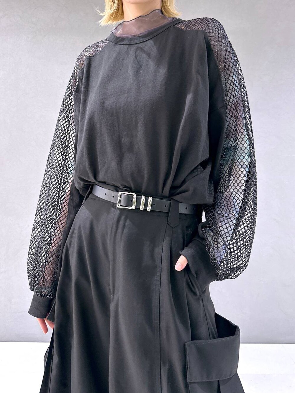 ブラック系のカーゴパンツ、ブラック系のベルトを着用したレディースの春コーディネートの5枚目の写真