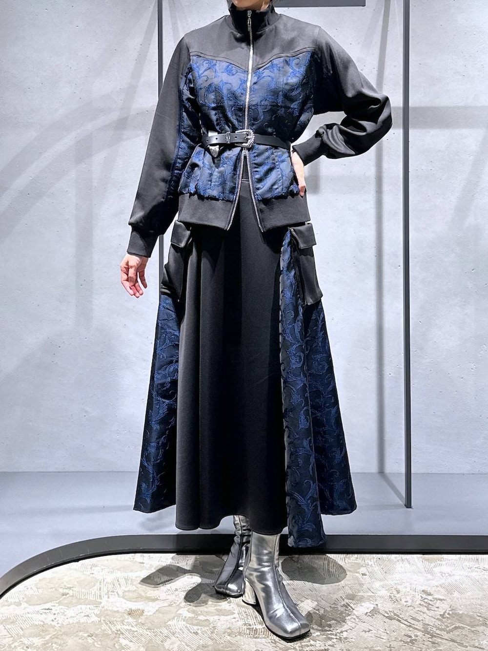 シルバー系のブーツ、ブルー系のジャージ、ブルー系のスカートを着用したレディースの秋コーディネートの4枚目の写真