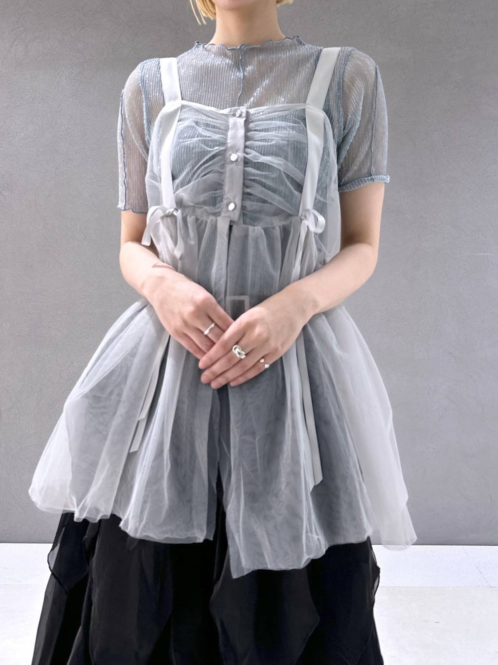 ブラック系のサンダル、ブラック系のスカート、ブルー系のTシャツ/カットソーを着用したレディースの春コーディネートの5枚目の写真