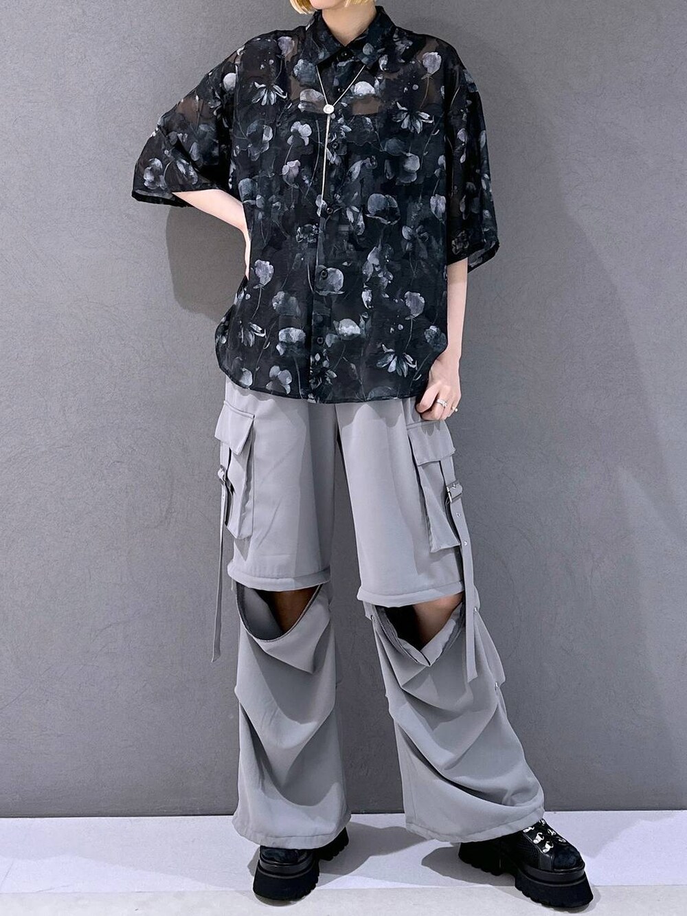 ブラック系のサンダル、グレー系のカーゴパンツ、ブラック系のシャツ/ブラウスを着用したレディースの春コーディネートの4枚目の写真