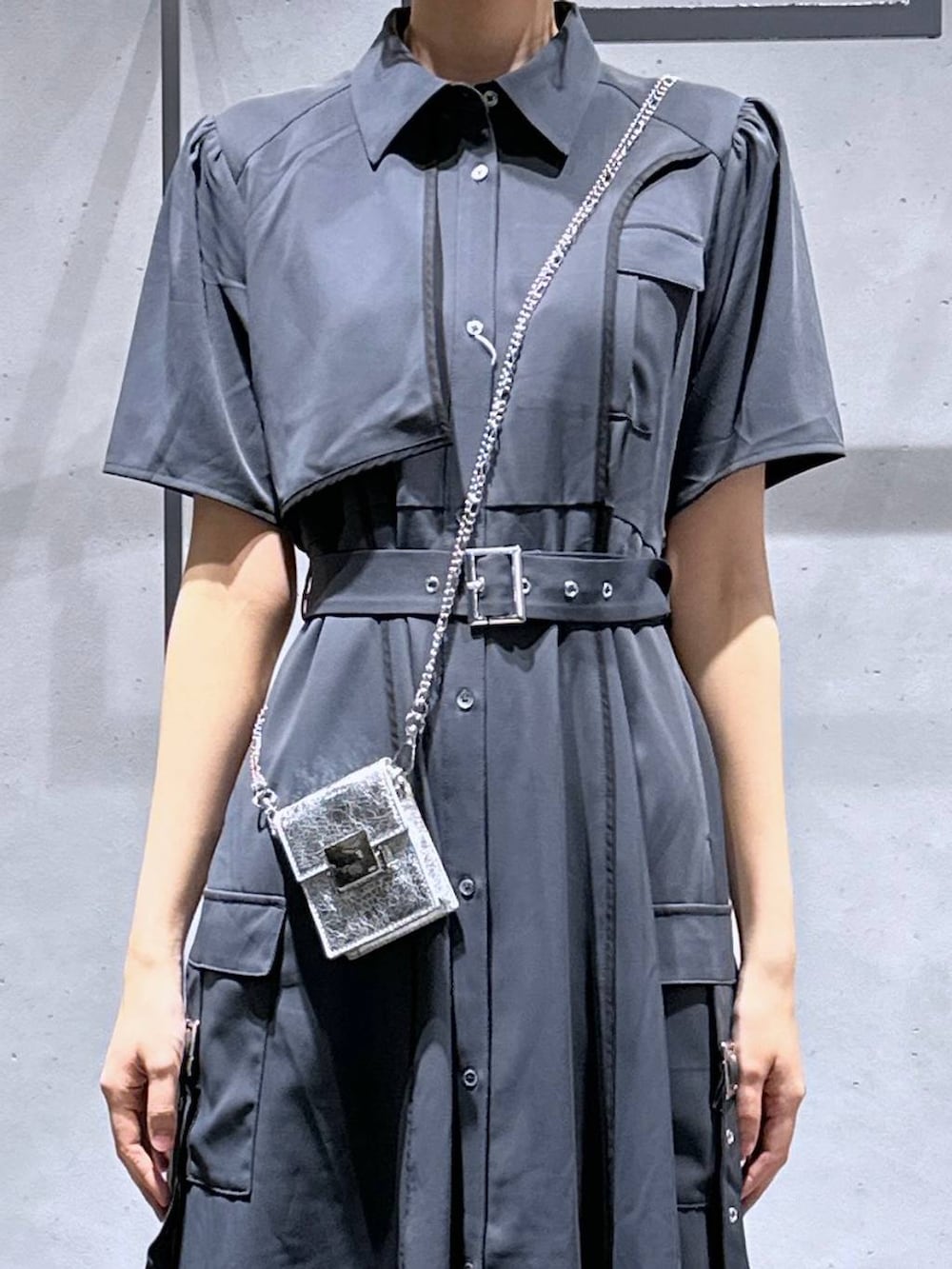 ブラック系のサンダル、シルバー系のショルダーバッグ、グレー系のワンピースを着用したレディースの夏コーディネートの6枚目の写真