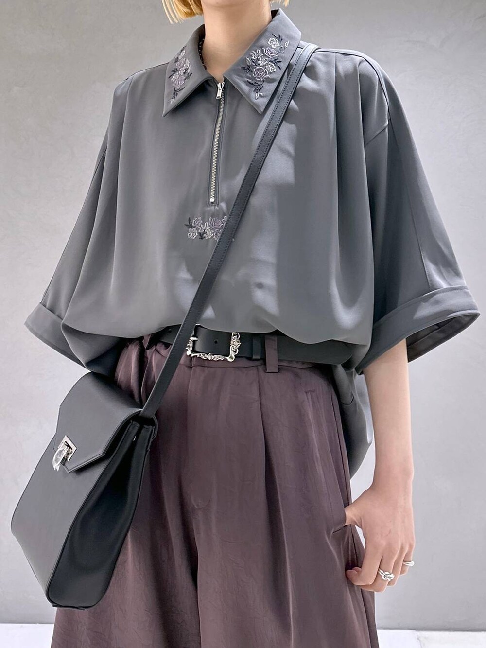 ブラック系のサンダル、パープル系のその他パンツ、グレー系のシャツ/ブラウスを着用したレディースの春コーディネートの6枚目の写真