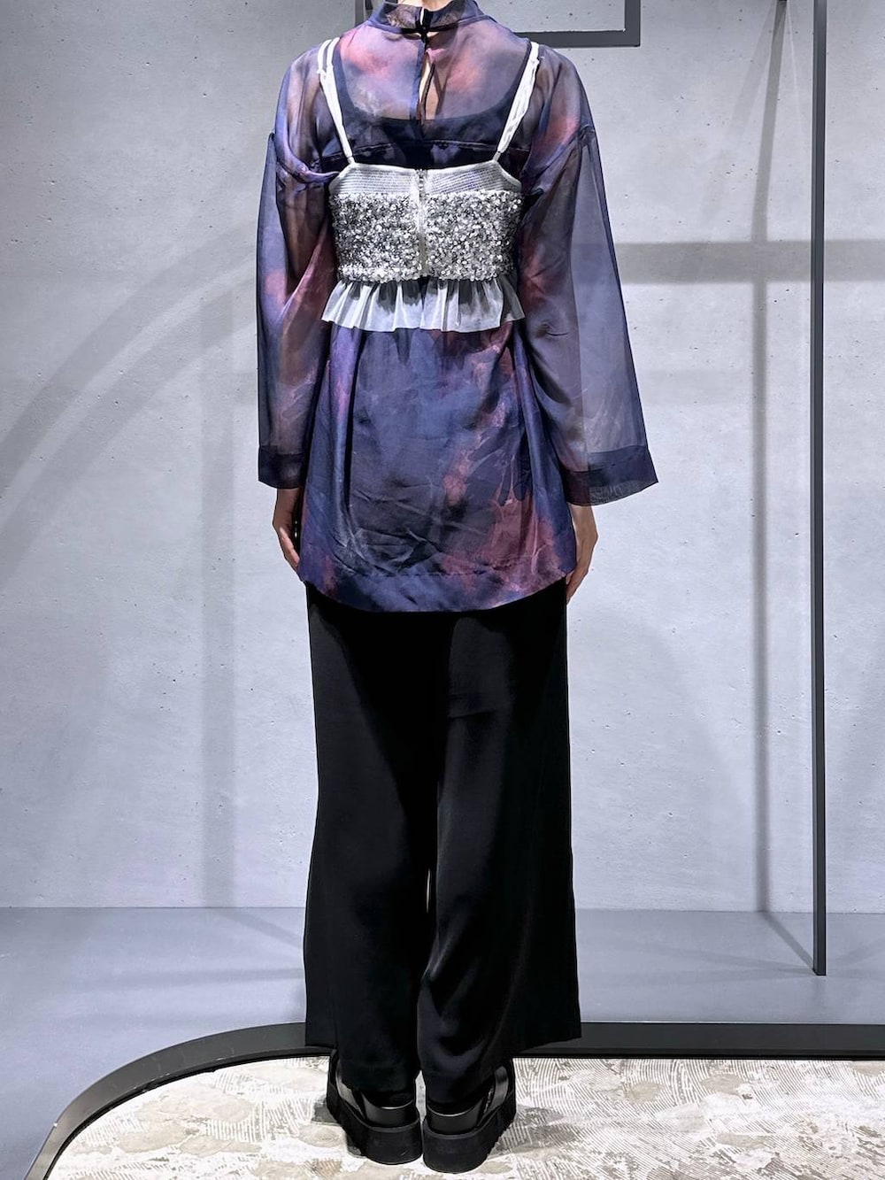 ブラック系のその他パンツ、シルバー系のチューブトップ、ブラック系のサンダルを着用したレディースの春コーディネートの5枚目の写真