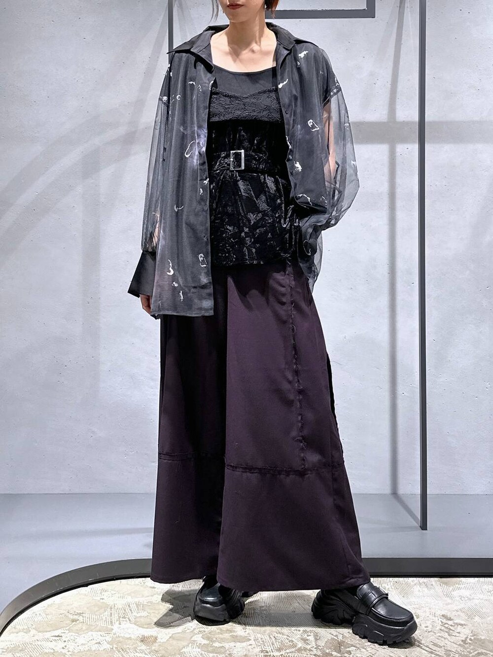 ブラック系のシャツ/ブラウス、ブラック系のローファー、レッド系のその他パンツを着用したレディースの秋コーディネートの4枚目の写真