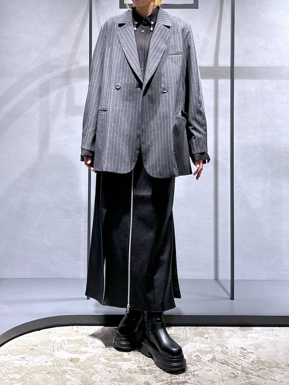 ブラック系のブーツ、グレー系のテーラードジャケット、ブラック系のシャツ/ブラウスを着用したレディースの冬コーディネートの4枚目の写真