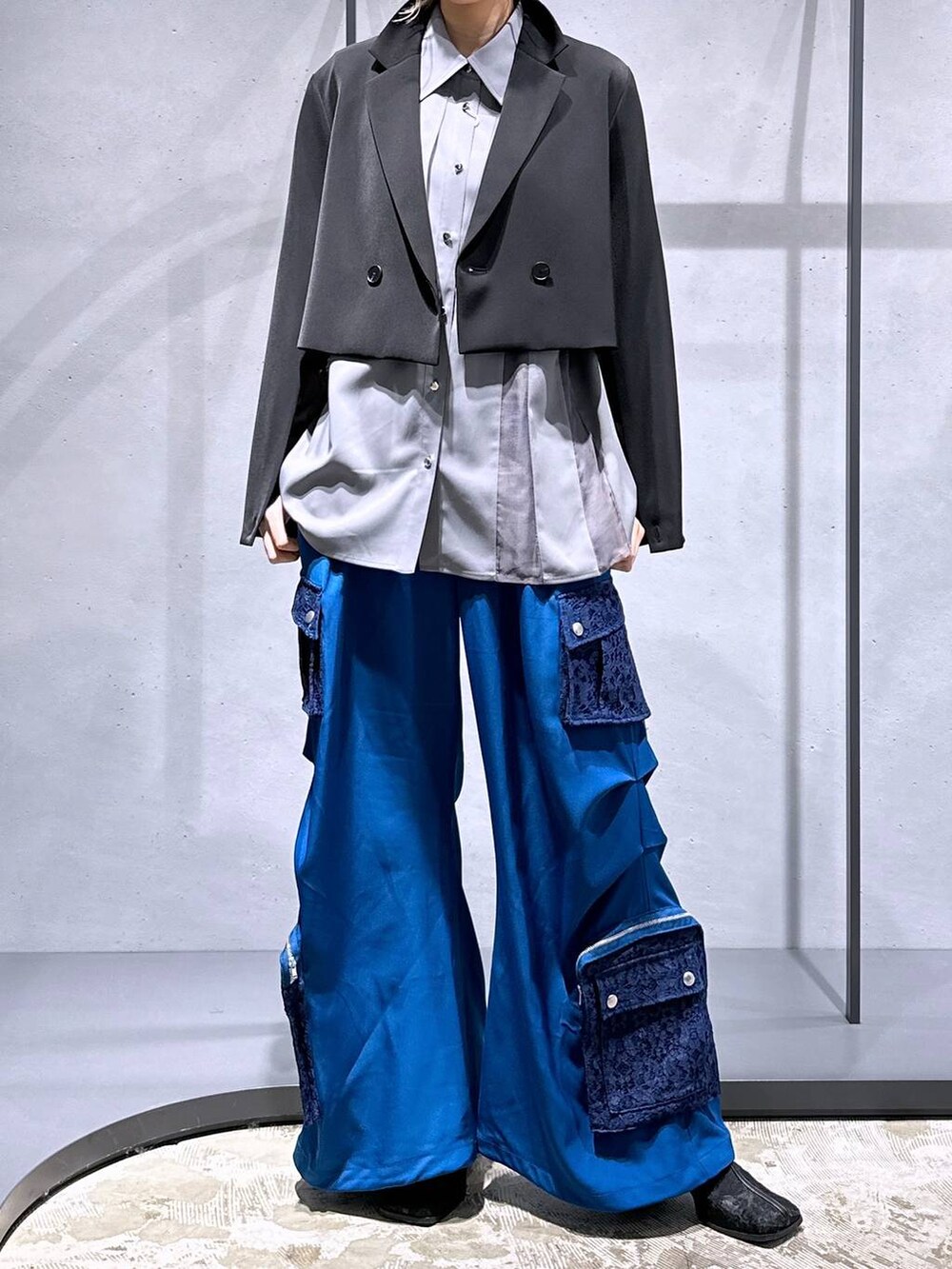 ブラック系のブーツ、グレー系のシャツ/ブラウス、ブルー系のカーゴパンツを着用したレディースの冬コーディネートの4枚目の写真