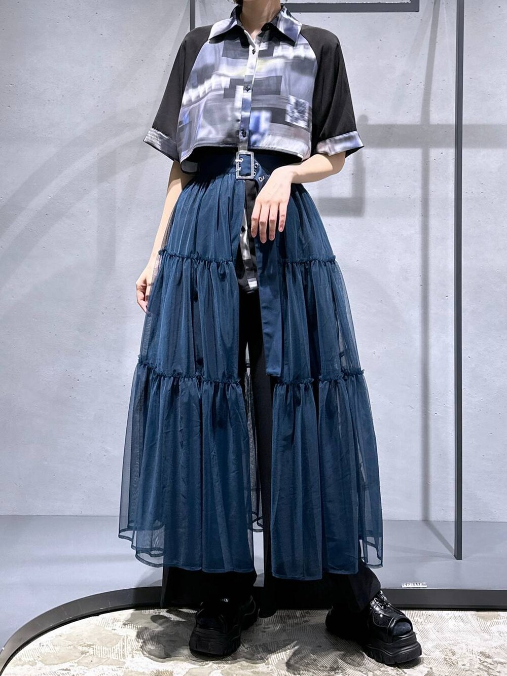 パープル系のシャツ/ブラウス、ブラック系のサンダル、ブラック系のスラックスを着用したレディースの夏コーディネートの4枚目の写真