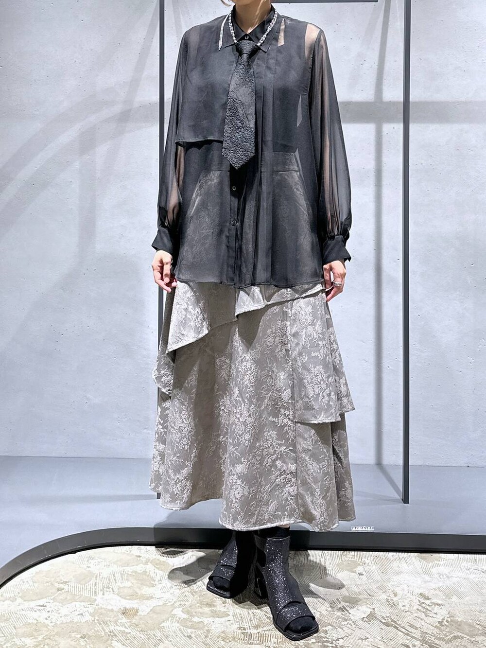 ブラック系のネクタイ、ブラック系のタンクトップ、ブラック系のシャツ/ブラウスを着用したレディースの夏コーディネートの4枚目の写真