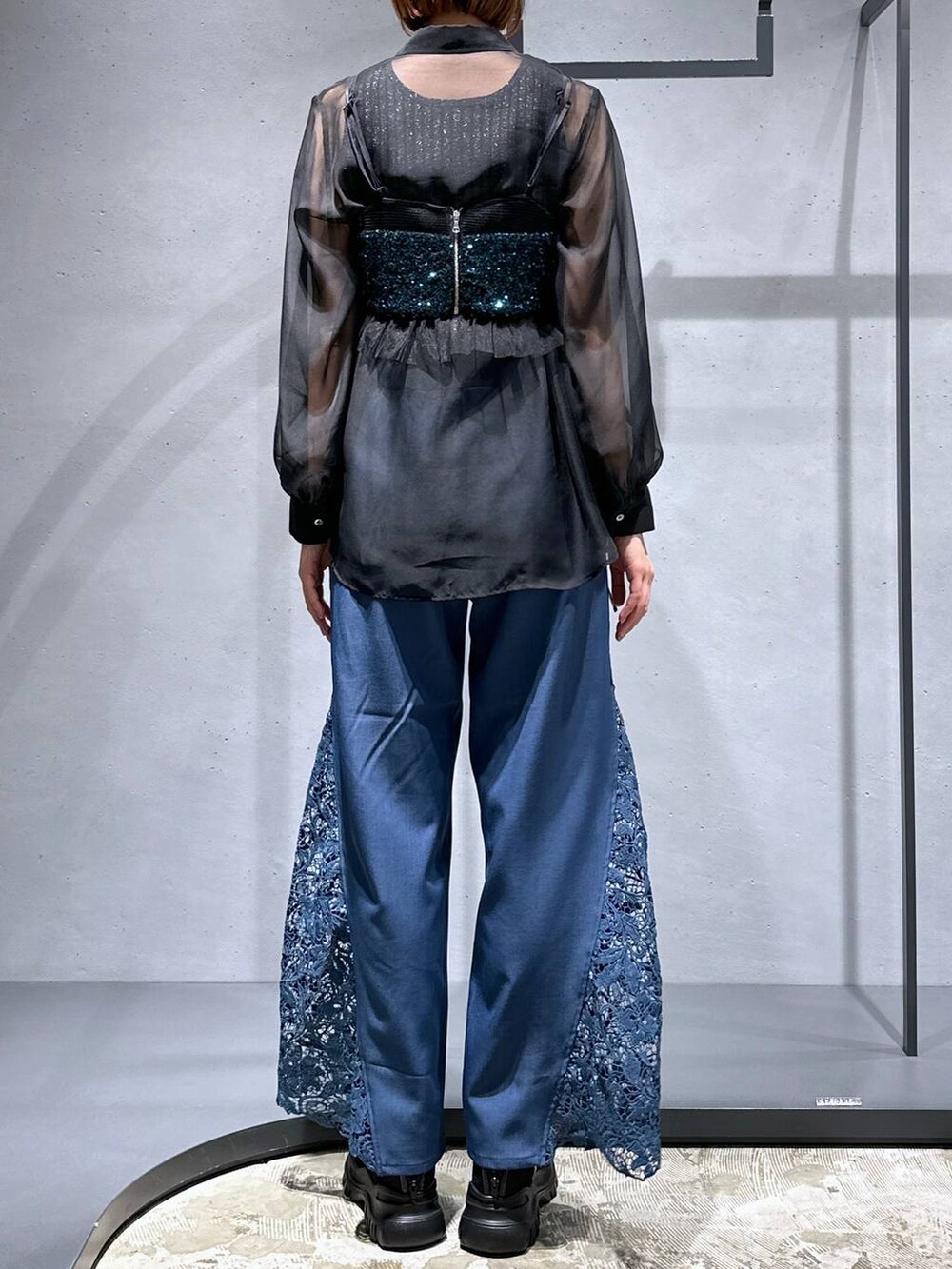 ブラック系のシャツ/ブラウス、グリーン系のチューブトップ、ブルー系のその他パンツを着用したレディースの夏コーディネートの4枚目の写真