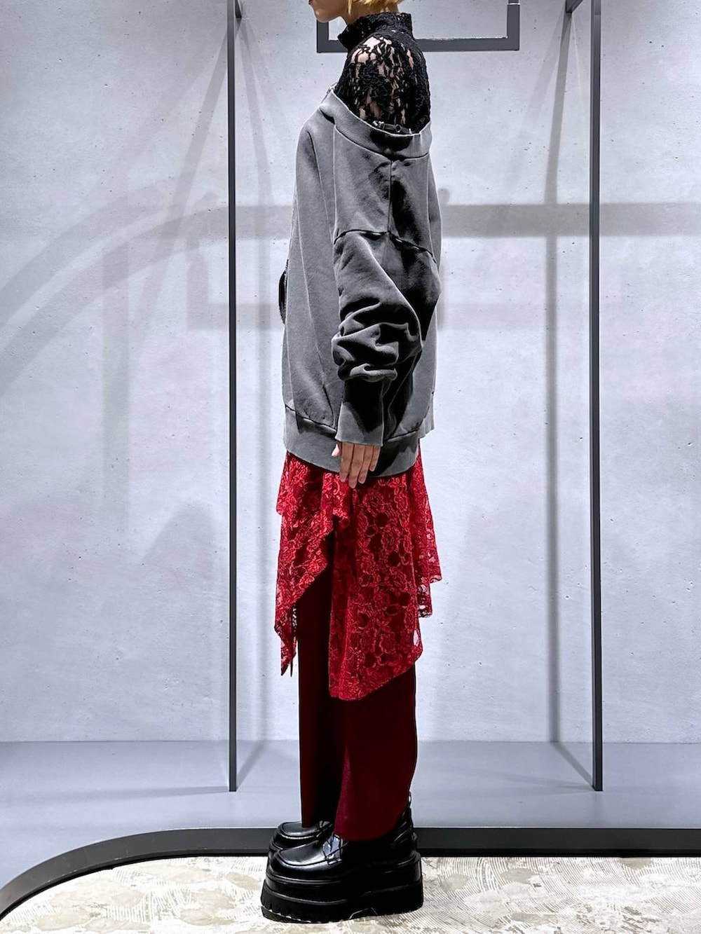 ブラック系のTシャツ/カットソー、グレー系のスウェット、レッド系のその他パンツを着用したレディースの秋コーディネートの2枚目の写真