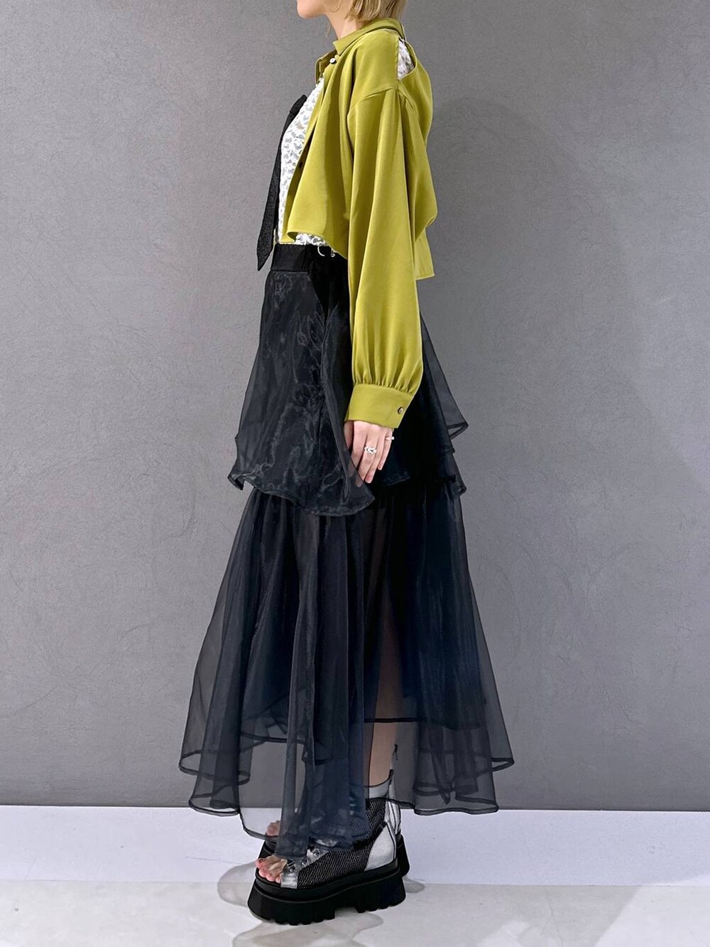 ブラック系のネクタイ、シルバー系のサンダル、イエロー系のシャツ/ブラウスを着用したレディースの春コーディネートの2枚目の写真