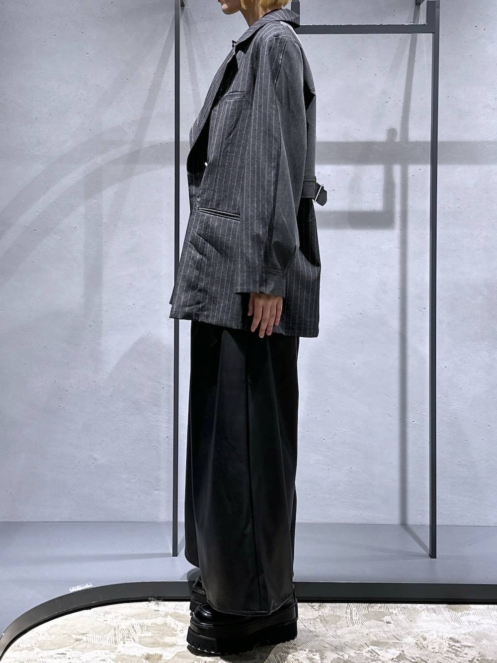 ブラック系のその他パンツ、レッド系のシャツ/ブラウス、ブラック系のドレスシューズを着用したレディースの秋コーディネートの2枚目の写真