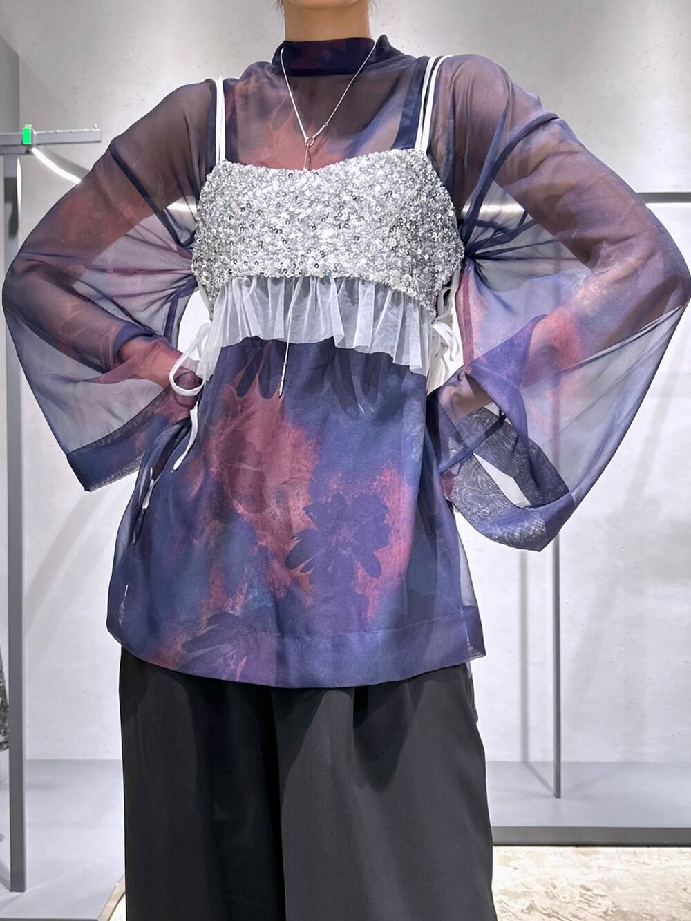 ブラック系のその他パンツ、シルバー系のチューブトップ、ブラック系のサンダルを着用したレディースの春コーディネートの2枚目の写真