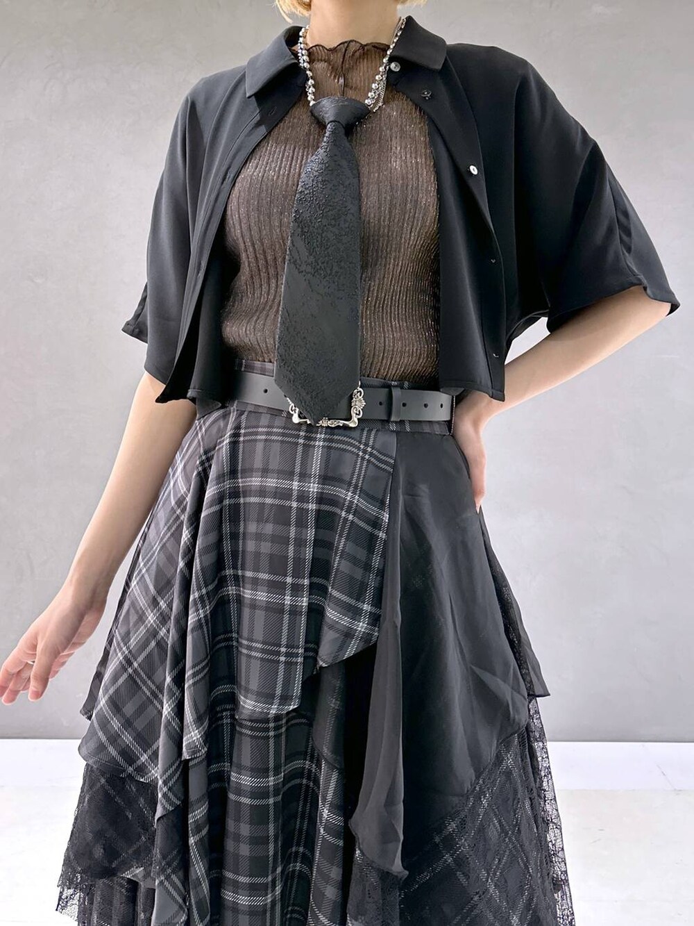 「高身長、メンズライク、女子ウケ、休日コーデ、春コーデ、夏コーデ、骨格ウェーブ、個性派、モード、きれいめ、HARE、シャツ、スカート、チェック、シアートップス」｜「HAREのネクタイネックレス(HARE)（ネクタイ、ブラック系）」を使った、ココロさん（レディース・169cm）の夏コーディネートの6枚目の写真