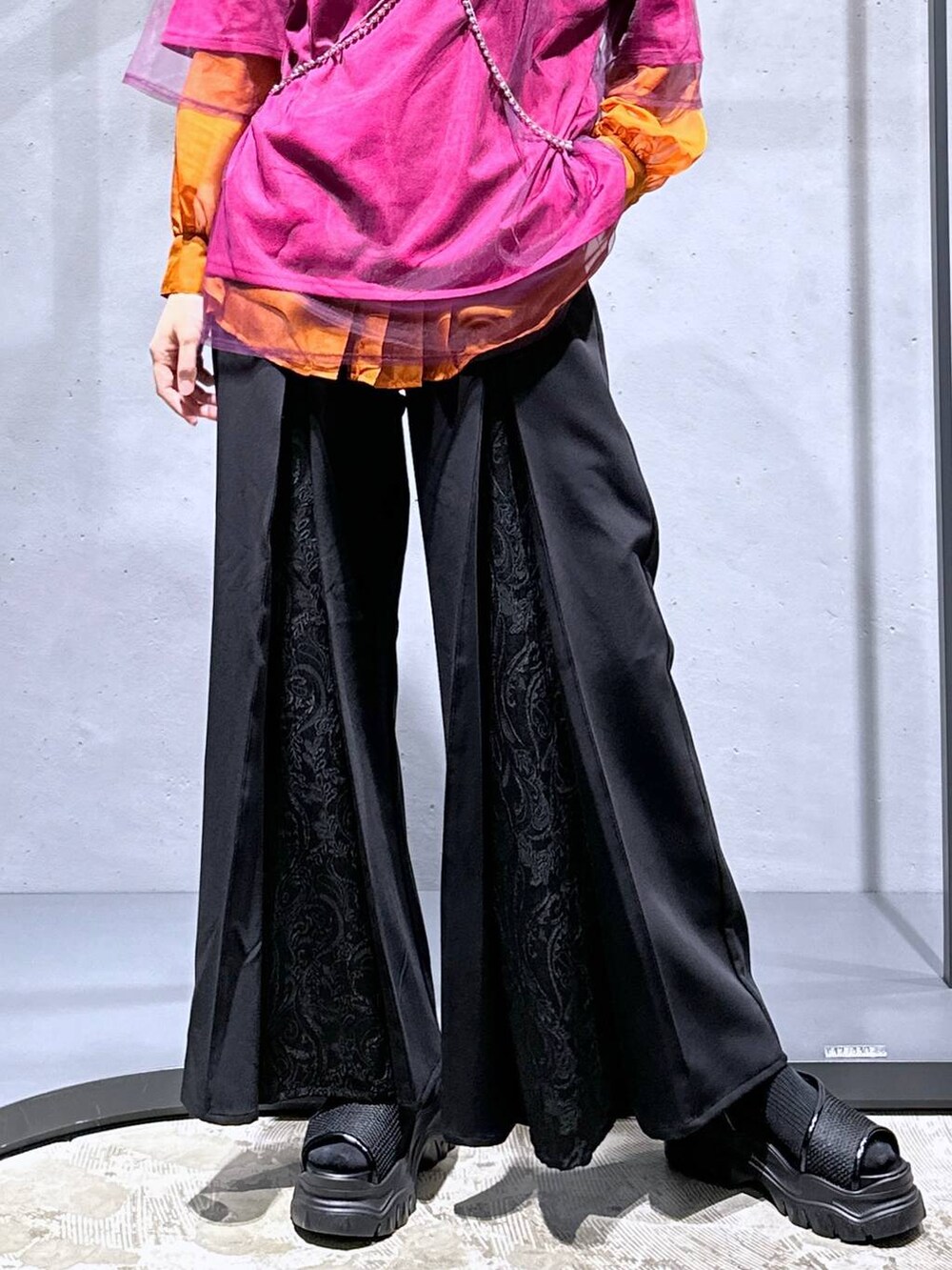 オレンジ系のシャツ/ブラウス、ピンク系のTシャツ/カットソー、ブラック系のサンダルを着用したレディースの夏コーディネートの7枚目の写真