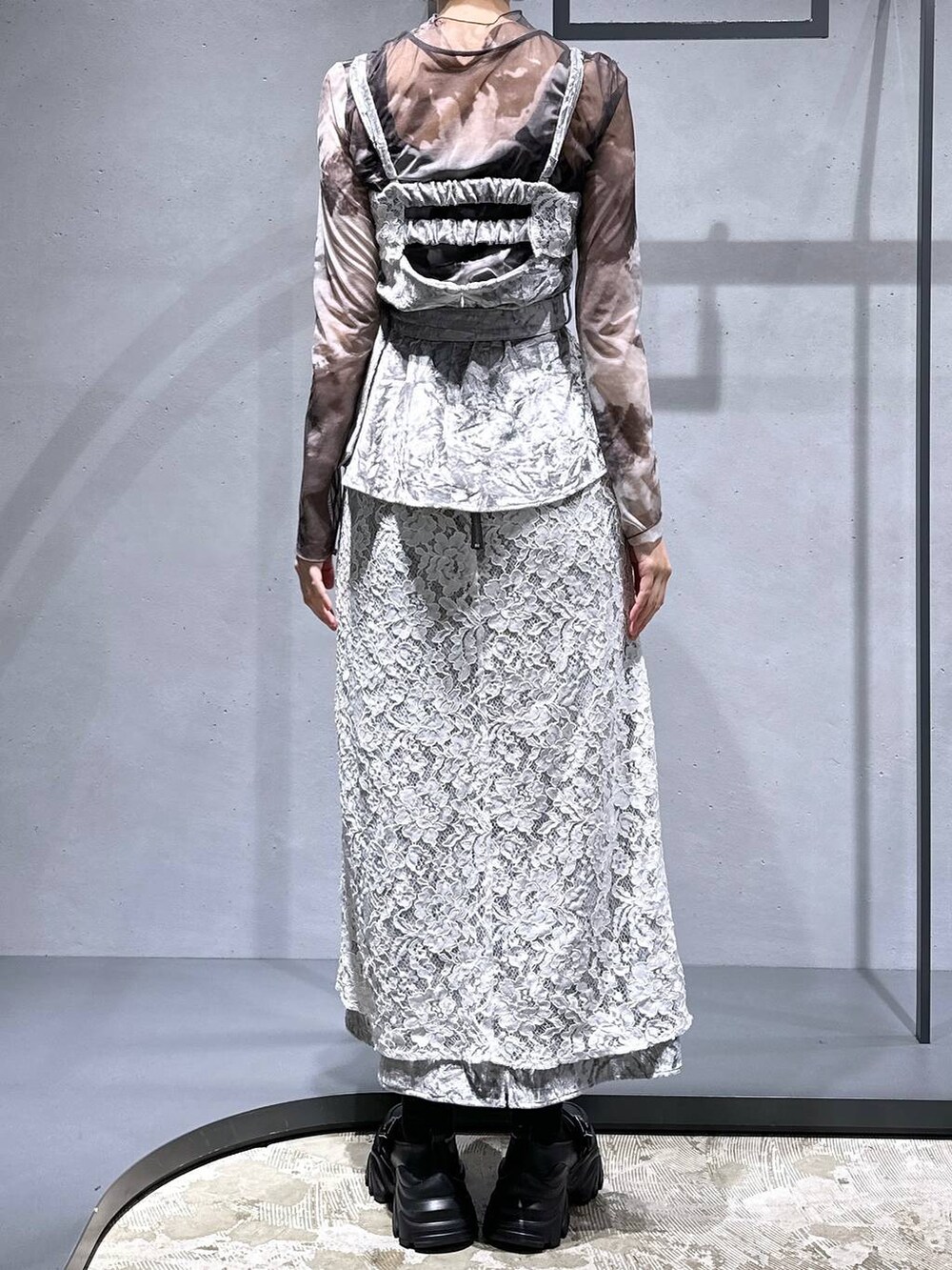 ブラック系のTシャツ/カットソー、ブラック系のローファー、グレー系のベストを着用したレディースの秋コーディネートの3枚目の写真