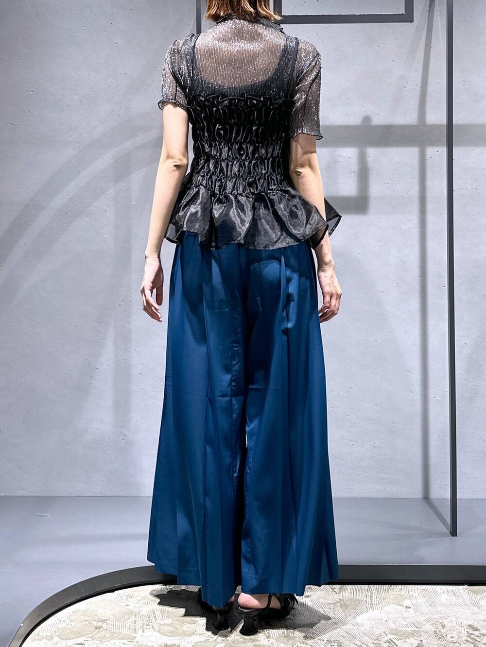 ブラック系のTシャツ/カットソー、ブラック系のベスト、ブラック系のパンプスを着用したレディースの夏コーディネートの3枚目の写真