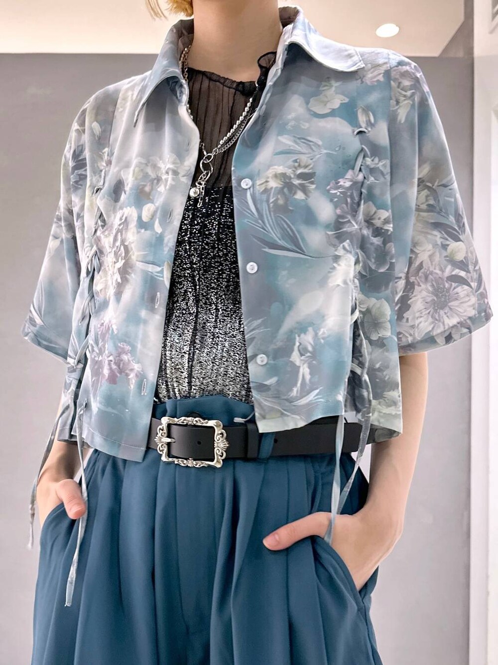 ブラック系のサンダル、ブルー系のスラックス、ブラック系のTシャツ/カットソーを着用したレディースの春コーディネートの5枚目の写真