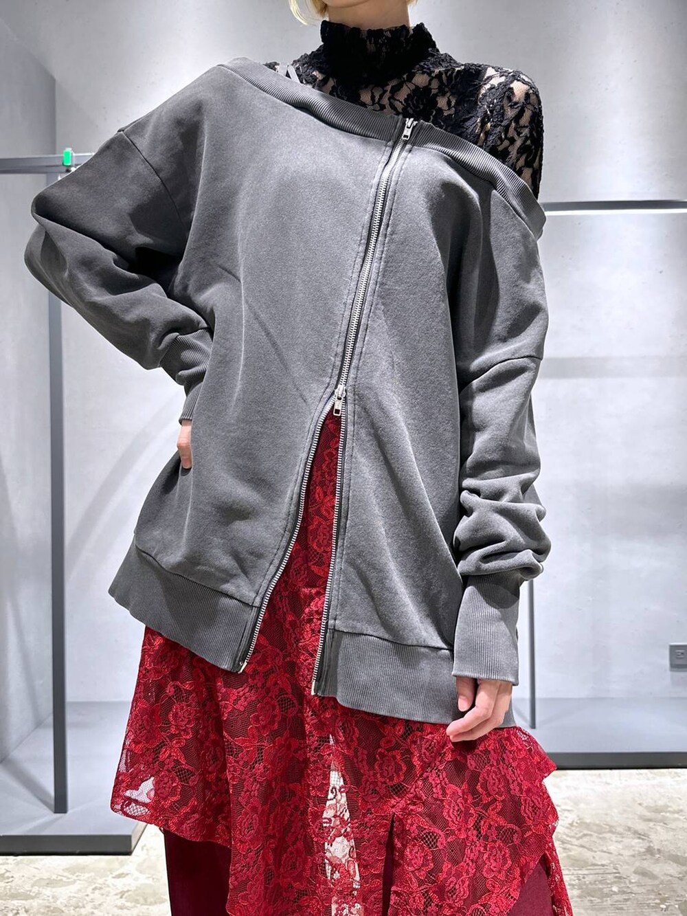 ブラック系のTシャツ/カットソー、グレー系のスウェット、レッド系のその他パンツを着用したレディースの秋コーディネートの5枚目の写真