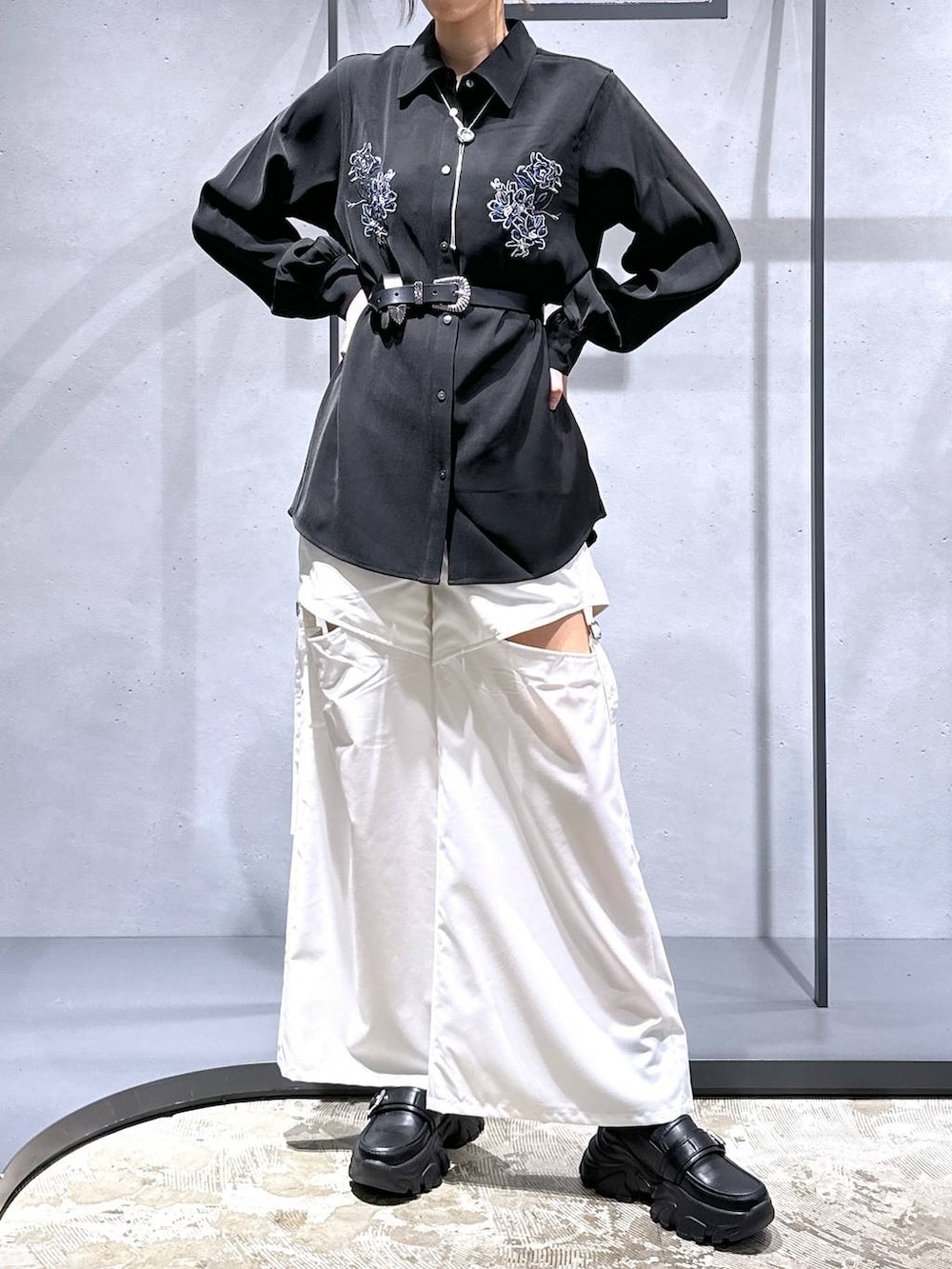 ブラック系のシャツ/ブラウス、ホワイト系のその他パンツ、ブラック系のローファーを着用したレディースの夏コーディネートの4枚目の写真