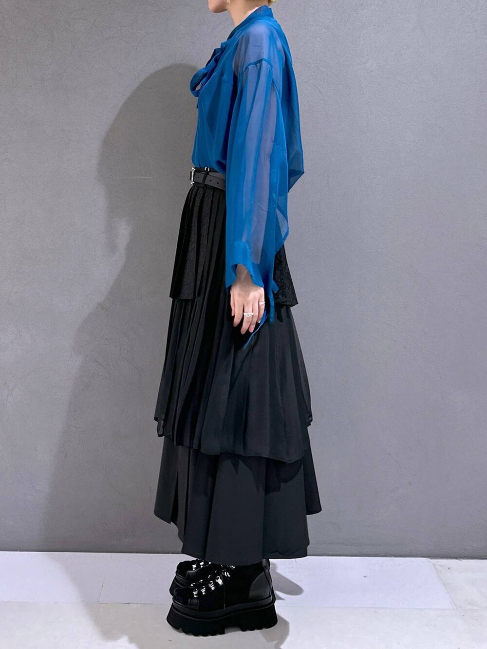 ブラック系のサンダル、ブラック系のスカート、ブルー系のTシャツ/カットソーを着用したレディースの春コーディネートの2枚目の写真