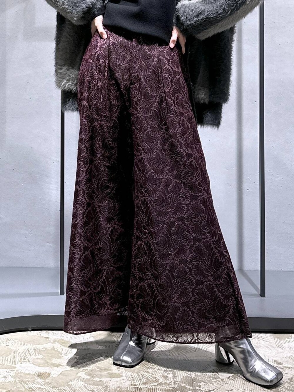 グレー系のカーディガン/ボレロ、シルバー系のブーツ、ブラック系のニット/セーターを着用したレディースの秋コーディネートの6枚目の写真