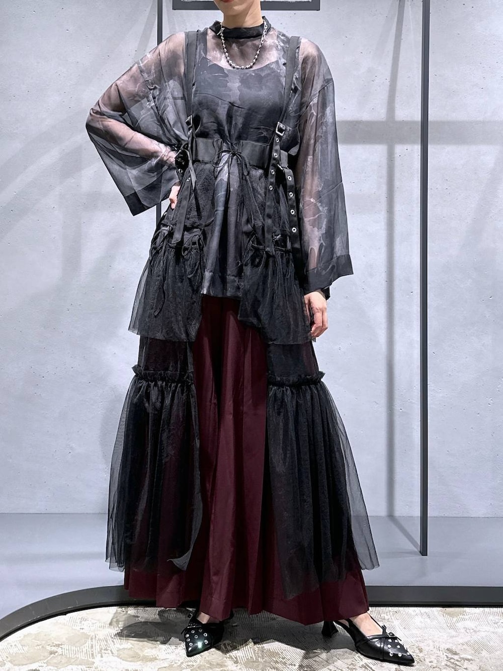 ブラック系のTシャツ/カットソー、ブラック系のパンプス、ブラック系のスカートを着用したレディースの夏コーディネートの4枚目の写真