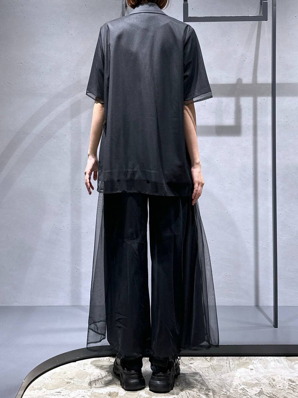 ブルー系のTシャツ/カットソー、ブラック系のサンダル、グレー系のその他パンツを着用したレディースの夏コーディネートの3枚目の写真