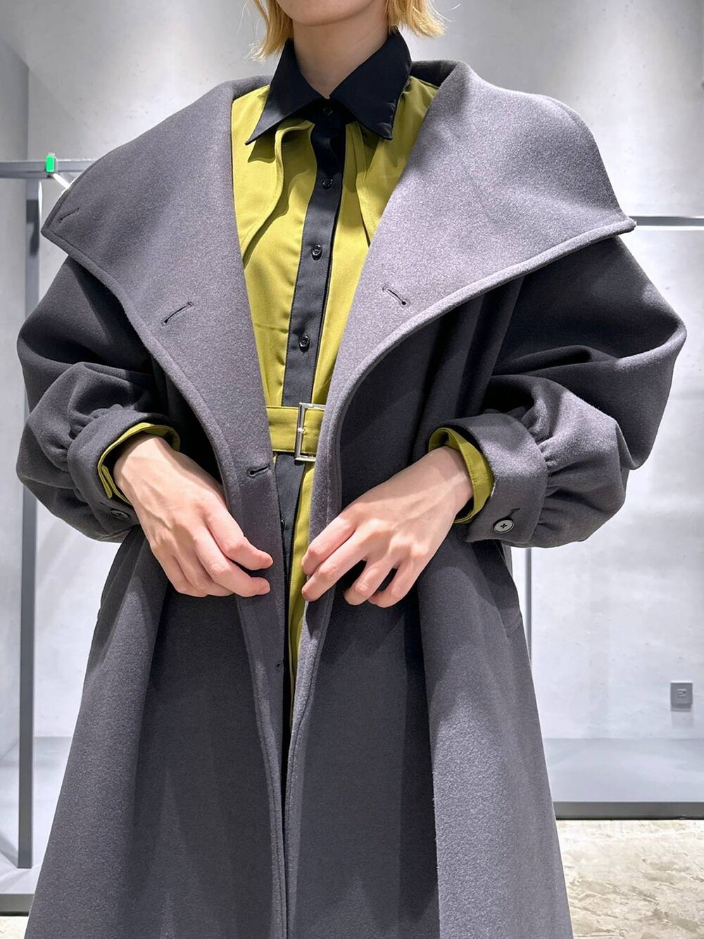 「ワイドパンツ、ワンピース、カラーコーデ_HARE、デート/ロマンティック、ブーツ、高身長、メンズライク、女子ウケ、休日コーデ、秋コーデ、冬コーデ、骨格ウェーブ、個性派、モード、きれいめ」｜「HAREのウーリーテックBIGカラーロングコート(HARE)（チェスターコート、グレー系）」を使った、ココロさん（レディース・169cm）の冬コーディネートの8枚目の写真