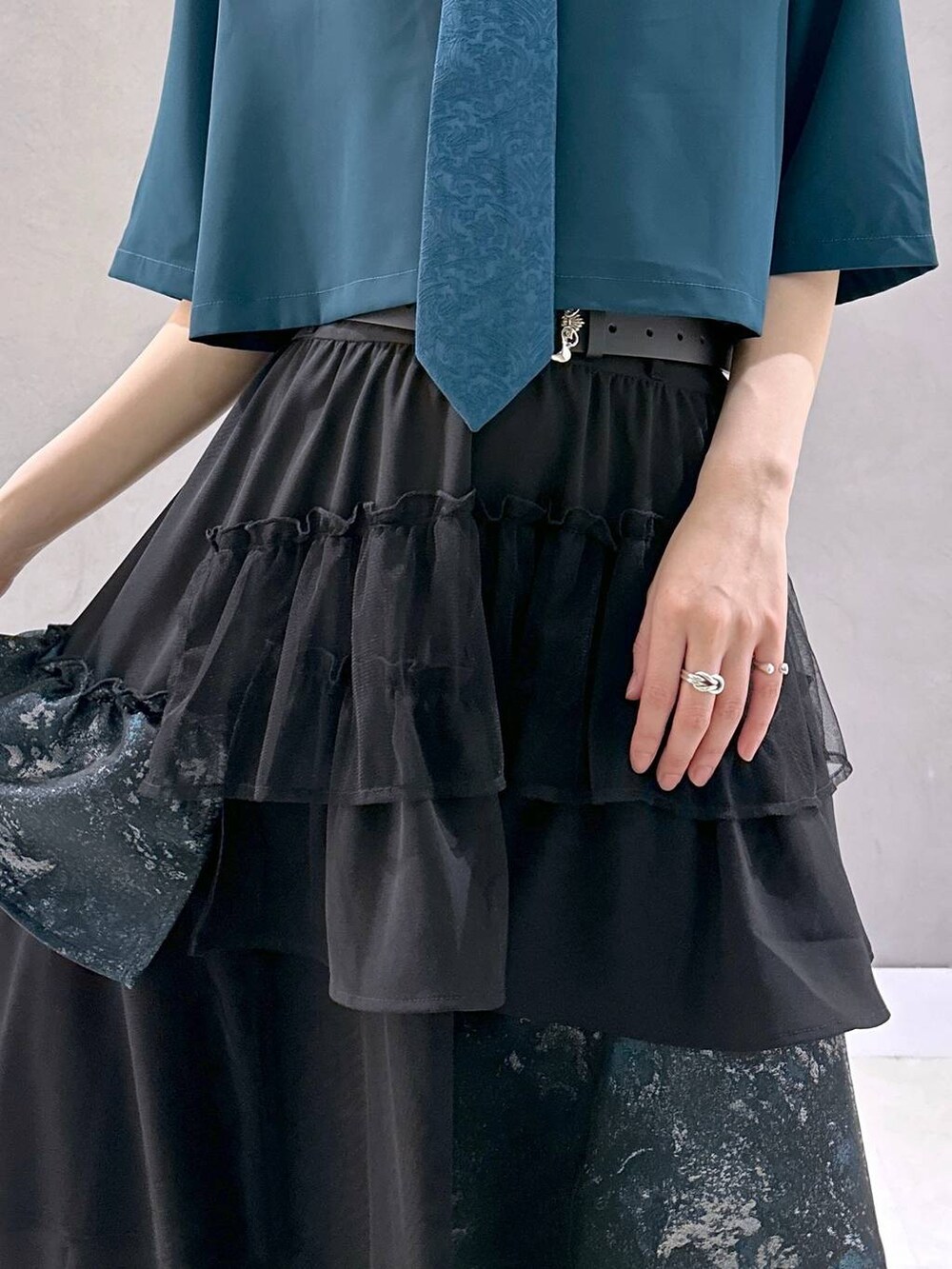 ブラック系のサンダル、グリーン系のシャツ/ブラウス、グリーン系のスカートを着用したレディースの春コーディネートの6枚目の写真