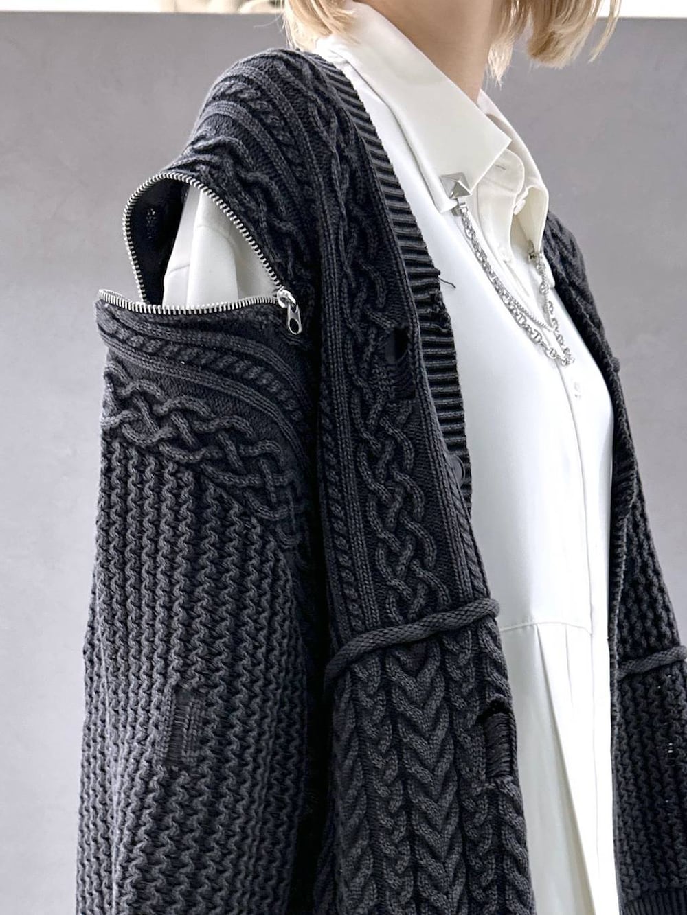 ブラック系のその他パンツ、ブラック系のカーディガン/ボレロ、ブラック系のブーツを着用したレディースの秋コーディネートの6枚目の写真