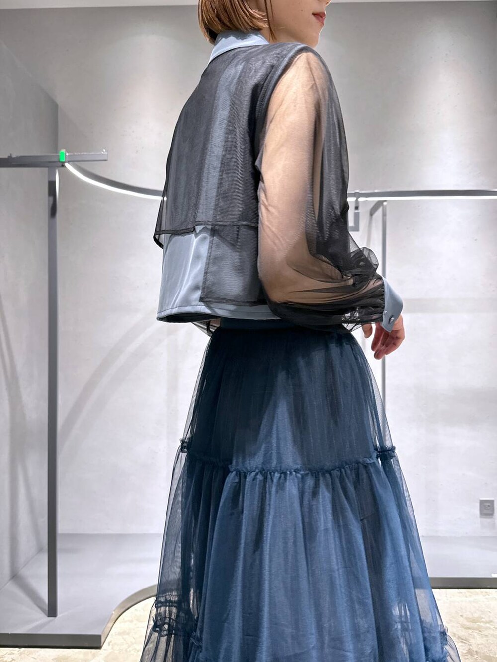 ブラック系のサンダル、グレー系のシャツ/ブラウス、その他のカーゴパンツを着用したレディースの夏コーディネートの6枚目の写真