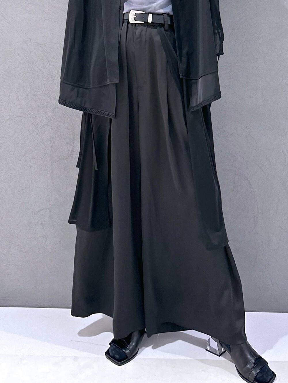 ブラック系のサンダル、ブラック系のシャツ/ブラウス、ブラック系のその他パンツを着用したレディースの春コーディネートの7枚目の写真