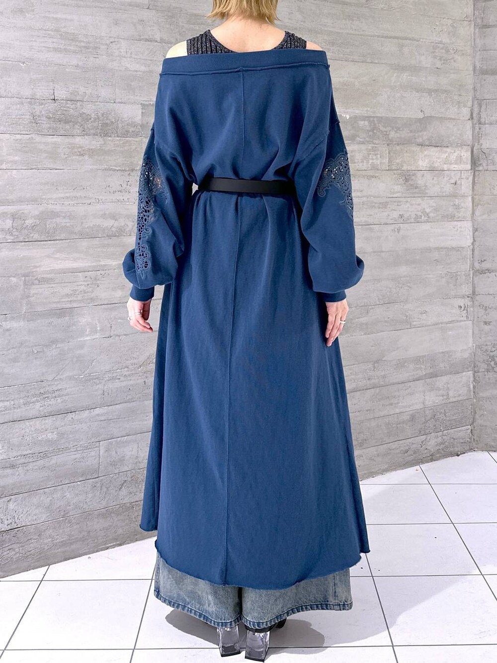 ブラック系のタンクトップ、ブルー系のワンピース、ブラック系のサンダルを着用したレディースの春コーディネートの3枚目の写真