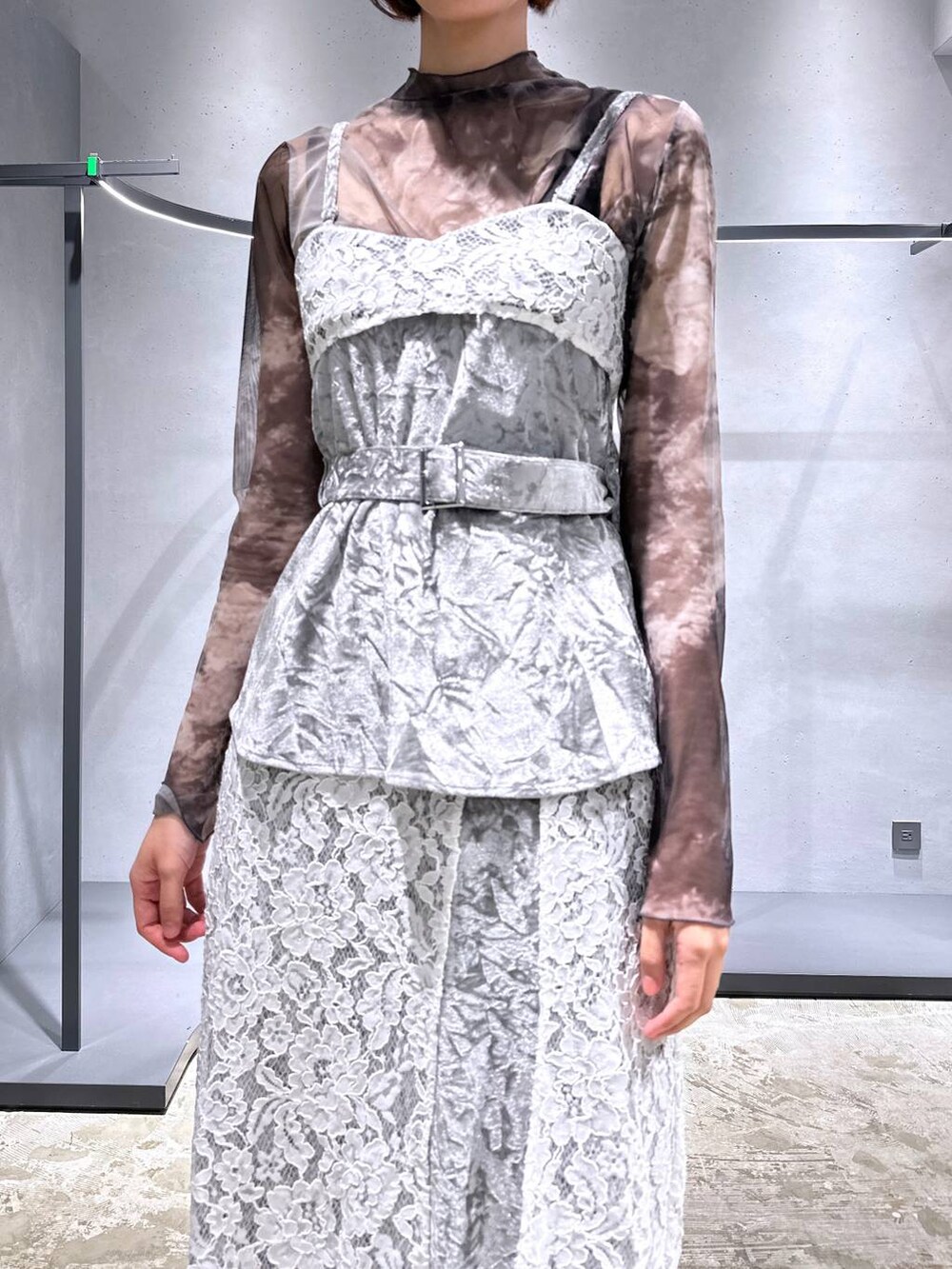 ブラック系のTシャツ/カットソー、ブラック系のローファー、グレー系のベストを着用したレディースの秋コーディネートの5枚目の写真