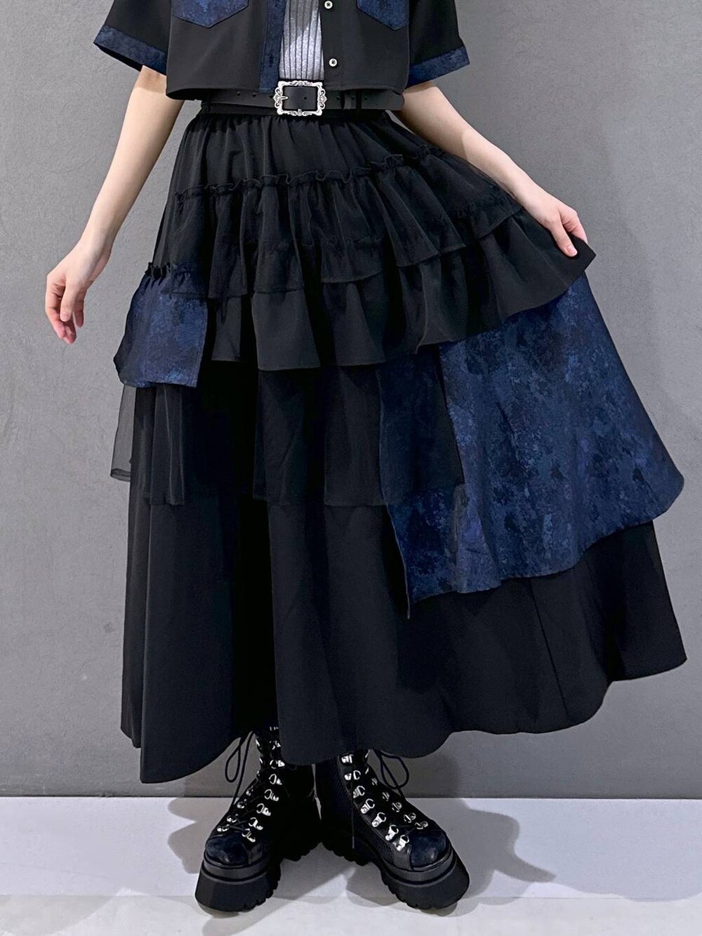 ブラック系のサンダル、グレー系のタンクトップ、パープル系のシャツ/ブラウスを着用したレディースの春コーディネートの6枚目の写真