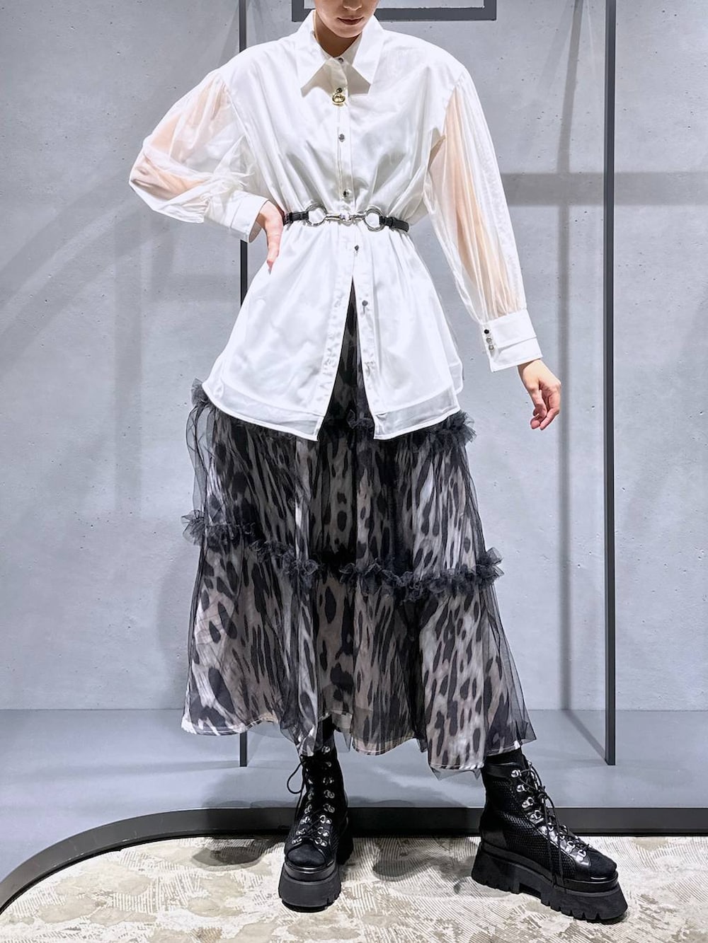 ブラック系のサンダル、その他のスカート、ホワイト系のシャツ/ブラウスを着用したレディースの春コーディネートの6枚目の写真