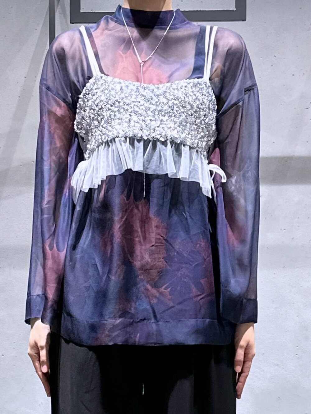 ブラック系のその他パンツ、シルバー系のチューブトップ、ブラック系のサンダルを着用したレディースの春コーディネートの7枚目の写真