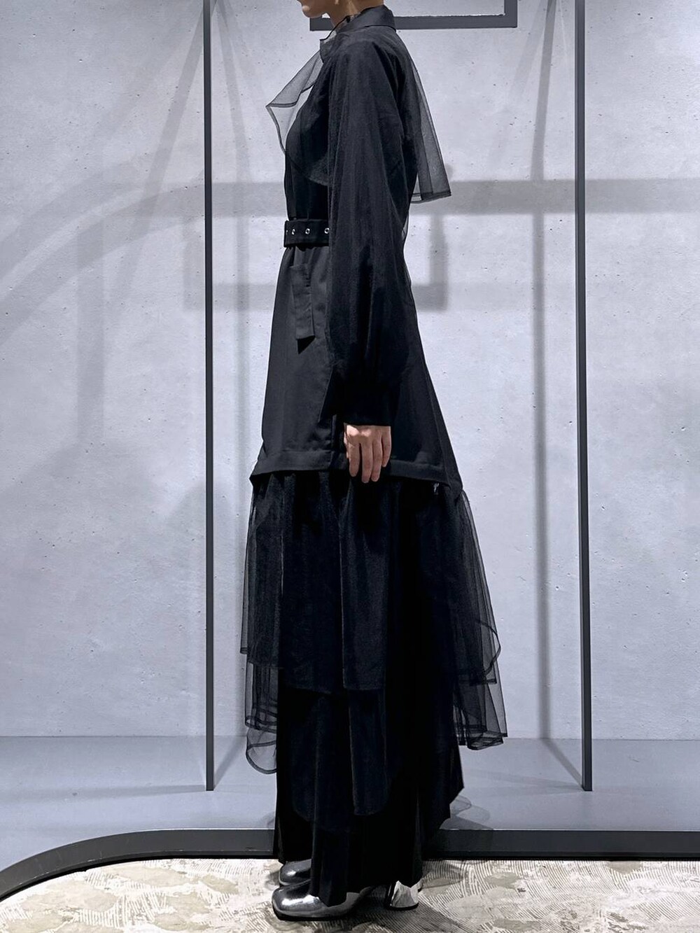 グレー系のTシャツ/カットソー、シルバー系のブーツ、ブラック系のその他パンツを着用したレディースの秋コーディネートの2枚目の写真