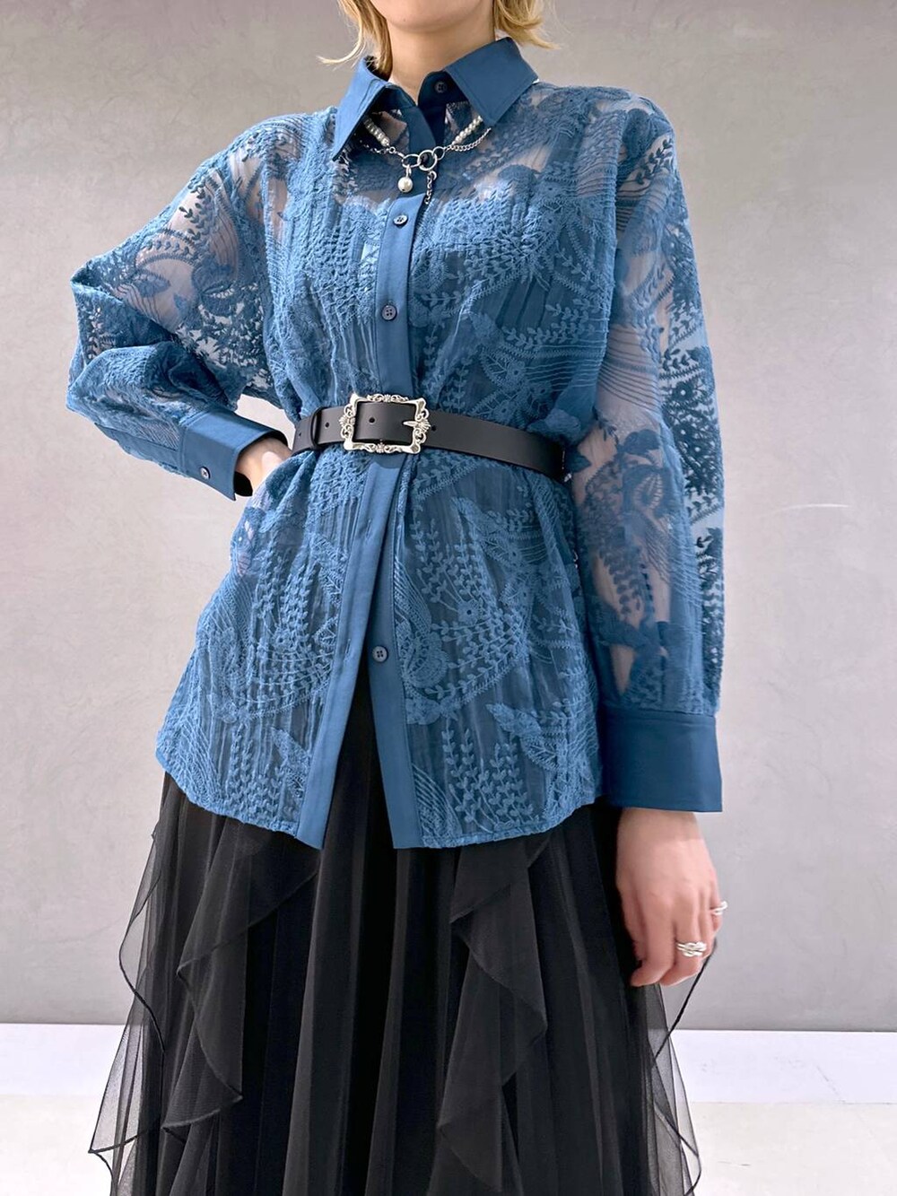 シルバー系のサンダル、ブラック系のスカート、ブルー系のシャツ/ブラウスを着用したレディースの春コーディネートの5枚目の写真