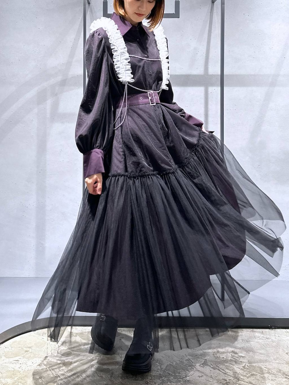 ブラック系のブーツ、パープル系のワンピース、ホワイト系のサスペンダーを着用したレディースの夏コーディネートの4枚目の写真