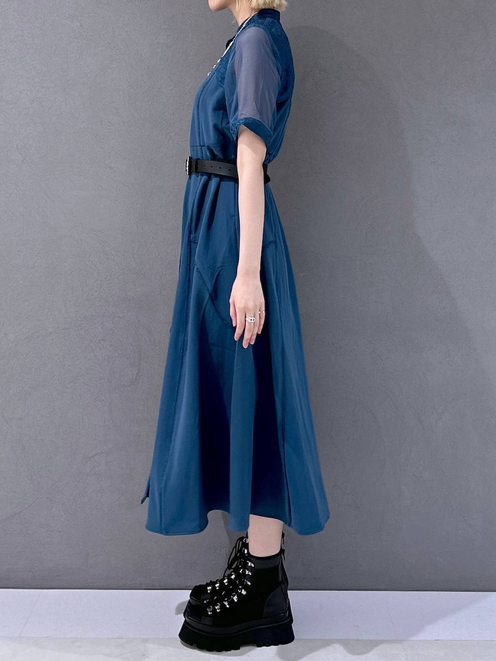 ブラック系のサンダル、ブルー系のワンピース、ブラック系のベルトを着用したレディースの夏コーディネートの2枚目の写真