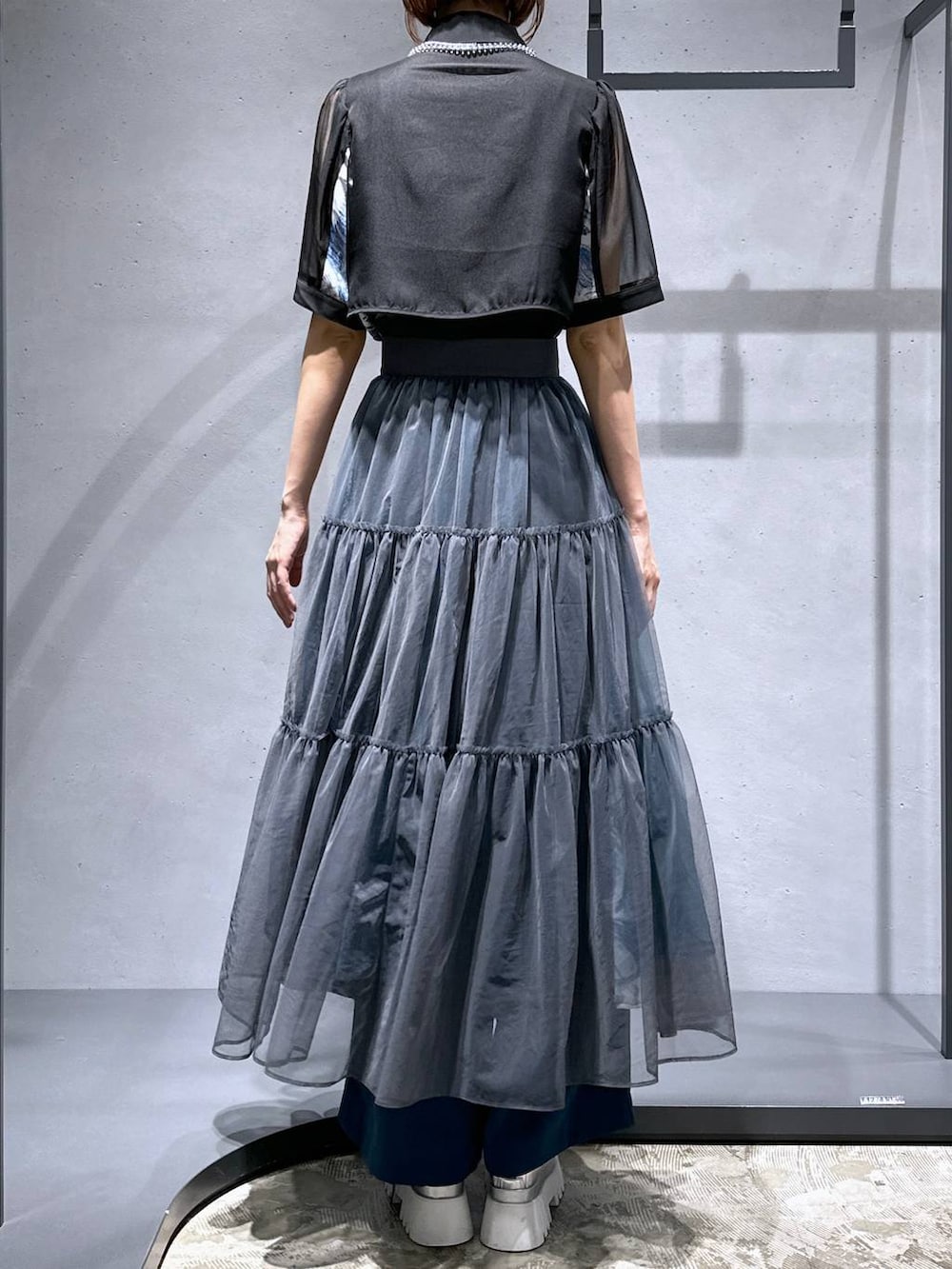 ブルー系のその他パンツ、シルバー系のサンダル、ブルー系のワンピースを着用したレディースの夏コーディネートの5枚目の写真