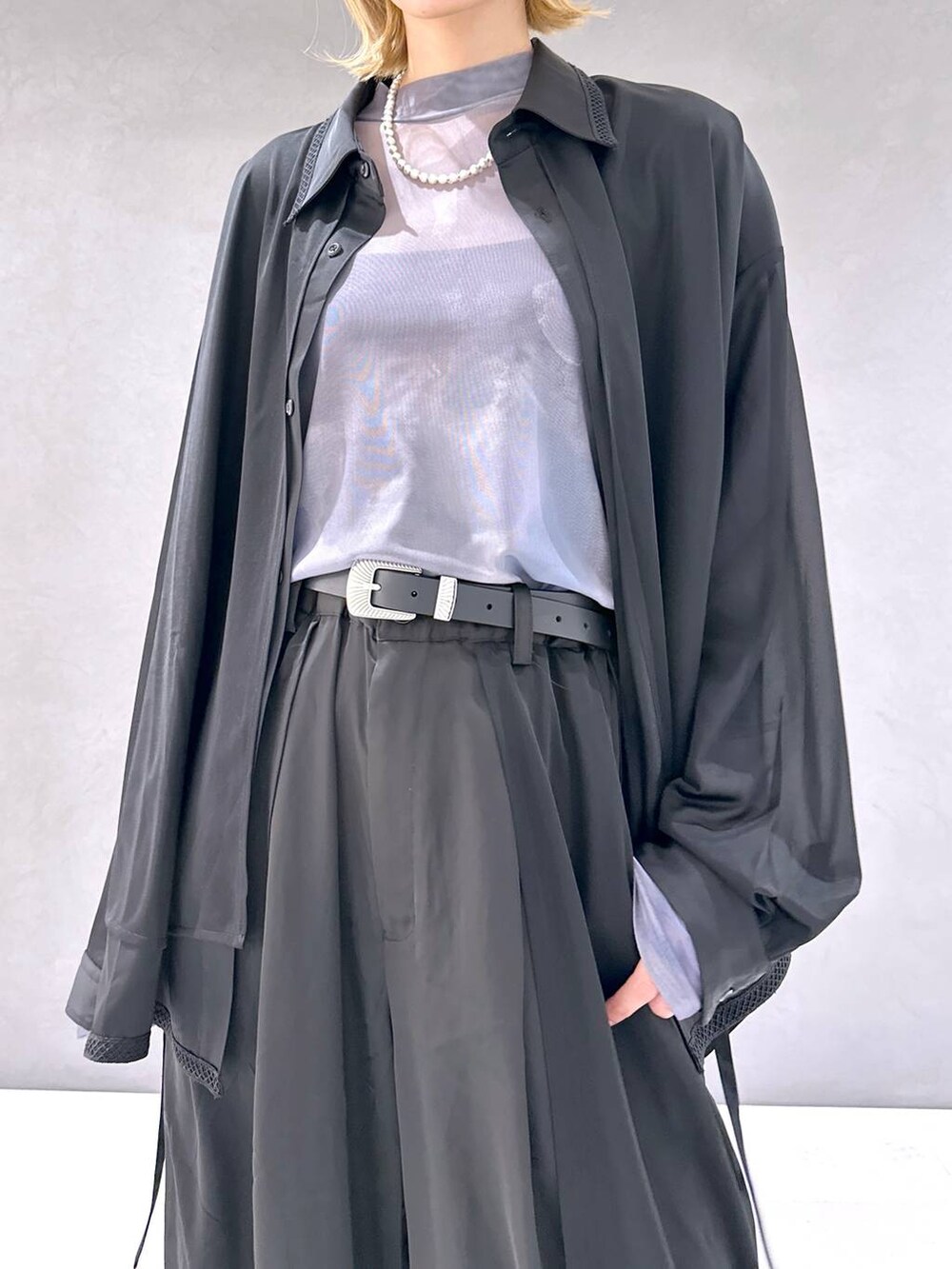 ブラック系のサンダル、ブラック系のシャツ/ブラウス、ブラック系のその他パンツを着用したレディースの春コーディネートの5枚目の写真