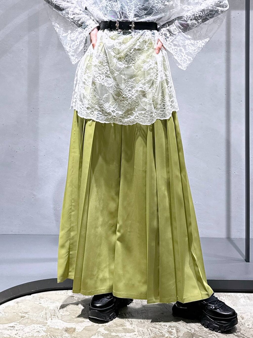 グリーン系のその他パンツ、グリーン系のTシャツ/カットソー、ブラック系のスニーカーを着用したレディースの冬コーディネートの6枚目の写真