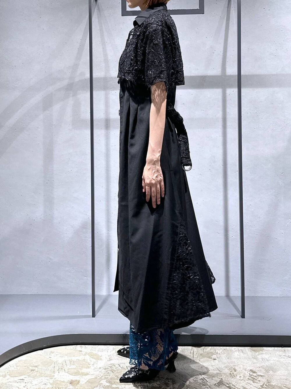 ブルー系のその他パンツ、ブラック系のTシャツ/カットソー、ブラック系のパンプスを着用したレディースの夏コーディネートの2枚目の写真