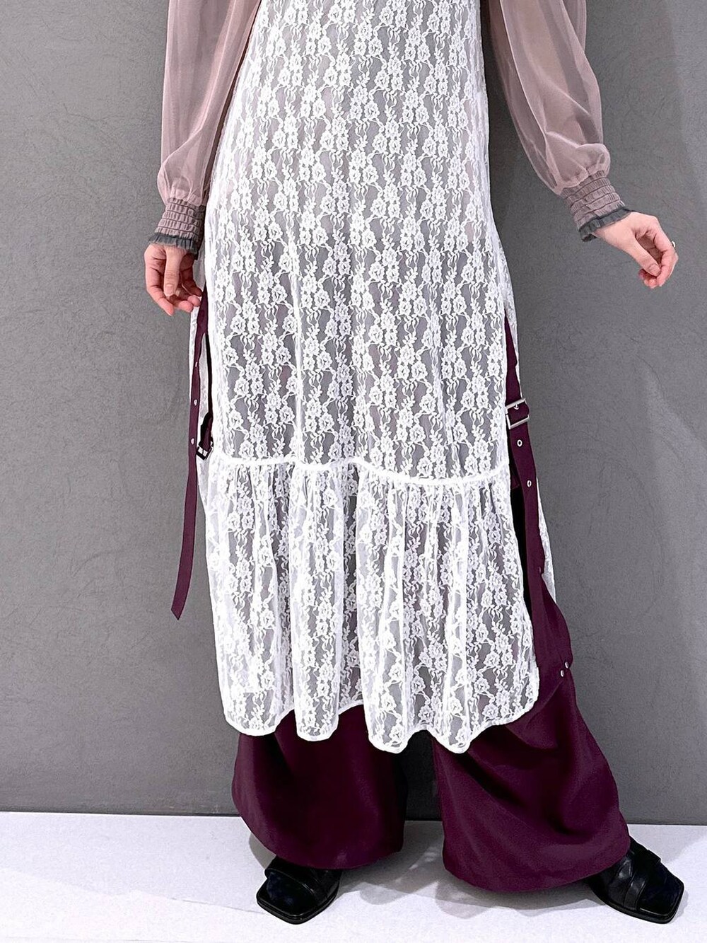 ブラック系のサンダル、ホワイト系のワンピース、ピンク系のシャツ/ブラウスを着用したレディースの春コーディネートの6枚目の写真