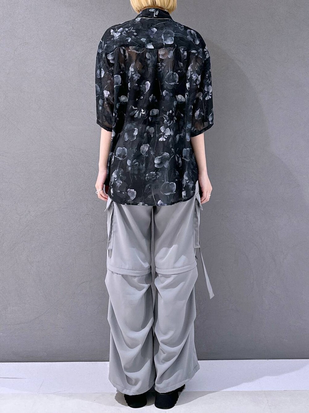 ブラック系のサンダル、グレー系のカーゴパンツ、ブラック系のシャツ/ブラウスを着用したレディースの春コーディネートの3枚目の写真