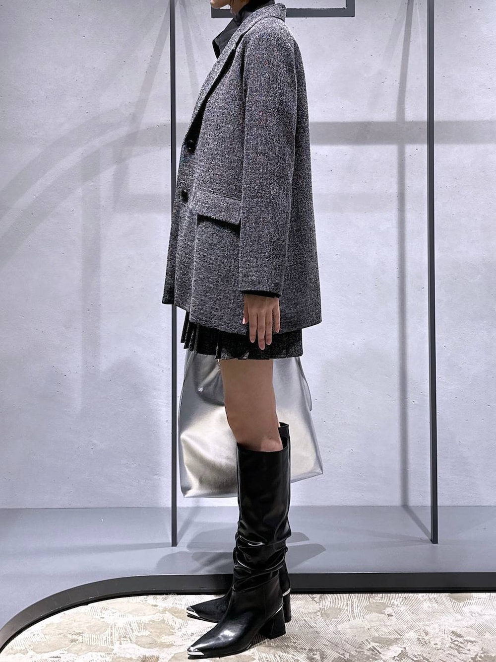 ブラック系のブーツ、ブラック系のシャツ/ブラウス、シルバー系のトートバッグを着用したレディースの秋コーディネートの2枚目の写真