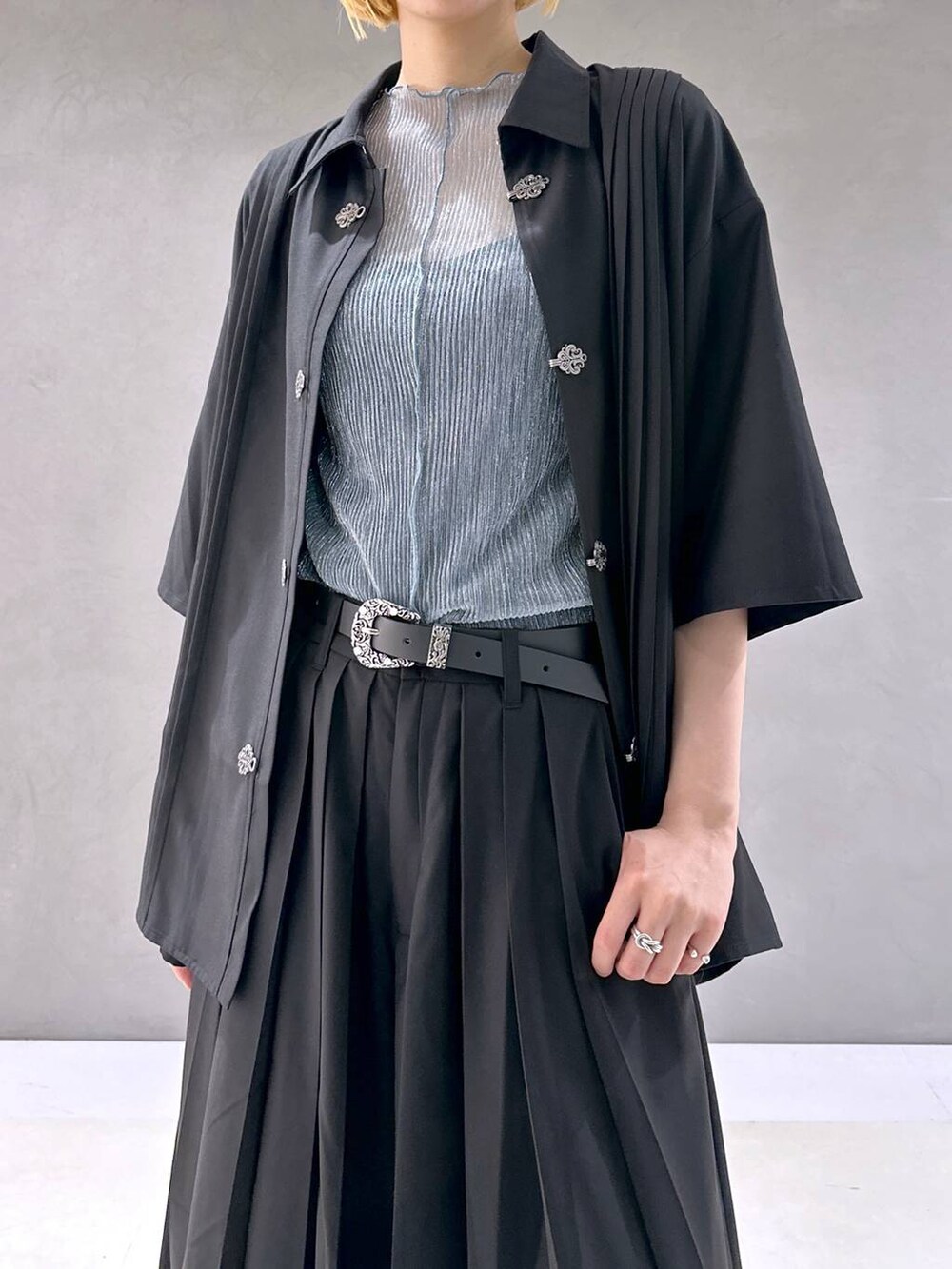 ブラック系のサンダル、ブラック系のその他パンツ、ブルー系のTシャツ/カットソーを着用したレディースの春コーディネートの5枚目の写真